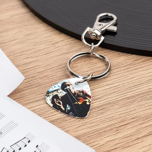 Llavero con púa de guitarra personalizada