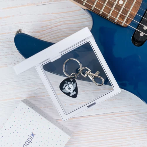 Llavero con púa de guitarra personalizada