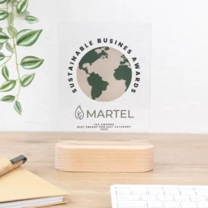 Trofeo de metacrilato personalizado con base de madera