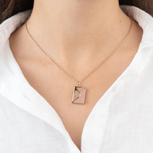 Collar con Colgante de Sobre y Carta Grabada