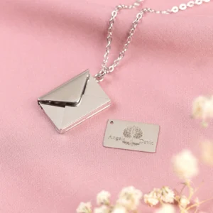 Collar con Colgante de Sobre y Carta Grabada