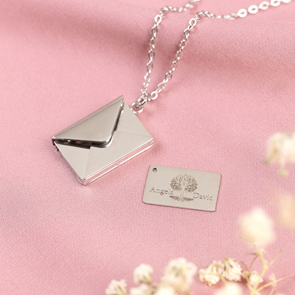 Collar con Colgante de Sobre y Carta Grabada