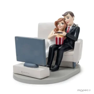 Figura de novios para tarta de boda viendo Wedflix