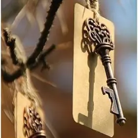 Llavero abrebotellas bronce con tarjeta kraft