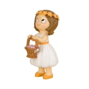 Figura de pastel niña con cesta de pétalos