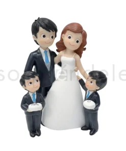 Pareja de Novios con Niño Alianzas y Niño Arras