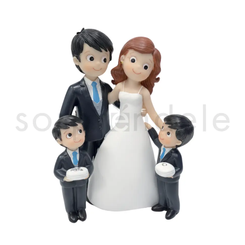 Pareja de Novios con Niño Alianzas y Niño Arras