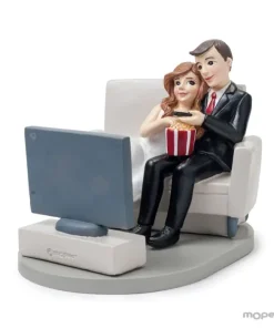 Figura de novios para tarta de boda viendo Wedflix