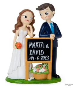 Figura para pastel de novios Pop y Fun con cartel tipo pizarra